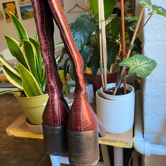 FREE LANCE PARIS BURGUNDY CROC EMBOSSED LEATHER SIDE ELASTIC TALL BOOTS - Picture 10 of 16